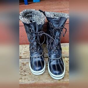 Women's black fleece lined leather snow boots sz 8, traction soles & tweed cuff!